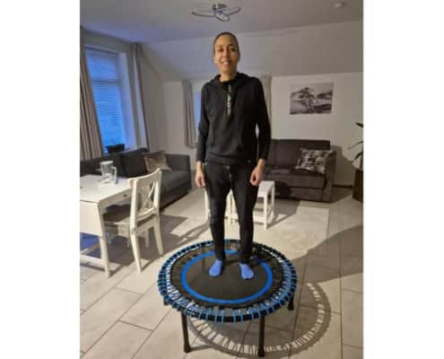 Leefstijlarts Celeste Hoff op een Flexbounce mini-trampoline